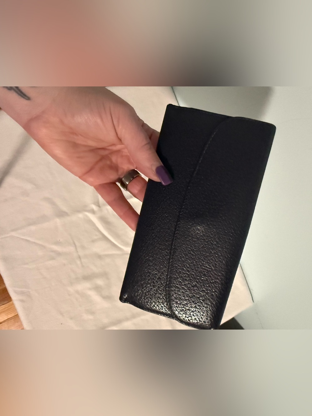 Gucci Vintage Navy Pebbled Leather Cardholder/Wallet with Gold tone Logo clasp!๐ฎ - Picture 14 of 16